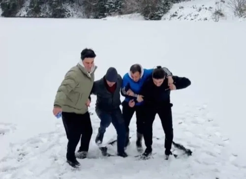 Uzungöl'de buzun üzerinde zıplayan 4 arkadaş suya düştü